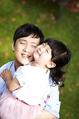 포토 JPG 주간 라이프스타일 여자 남자 딸 행복 어린이 가족 안기 미소 웃음 사람 동양인 소녀 상반신 성인 야외 두명 아웃포커스 30대 부모 화목 다정 한국인 육아 자녀 아빠 부녀 육아대디 싱글대디 한부모가족 국내포토 자연요소 감정 컨셉 관계 모션 촬영기법 표정 인종 생활 장년 파일형식
