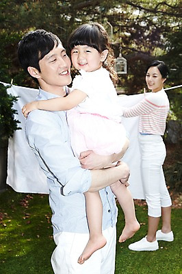 포토 JPG 주간 나무 식물 라이프스타일 여자 남자 딸 행복 어린이 가사 가족 안기 엄마 서기 미소 웃음 사람 동양인 소녀 잔디 성인 야외 옆모습 아웃포커스 세명 30대 부모 정원 화목 다정 한국인 육아 자녀 아빠 빨래 빨랫줄 육아대디 국내포토 자연요소 감정 줄 뷰포인트 컨셉 관계 모션 촬영기법 표정 인종 생활 장년 파일형식