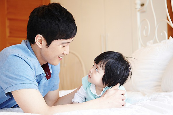 포토 JPG 라이프스타일 여자 남자 딸 행복 엎드리기 가족 실내 미소 웃음 사람 동양인 성인 두명 옆모습 30대 부모 마주보기 화목 다정 침실 한국인 육아 자녀 침대 아기 아빠 부녀 육아대디 싱글대디 한부모가족 국내포토 감정 뷰포인트 가구 컨셉 관계 모션 표정 인종 내부 생활 장년 파일형식