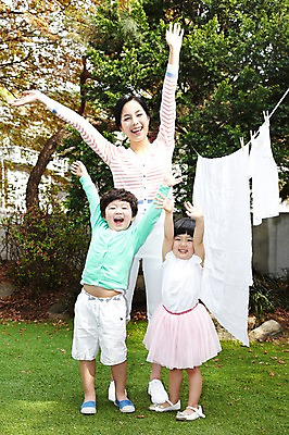 포토 JPG 주간 전신 나무 식물 라이프스타일 여자 남자 딸 행복 아들 어린이 가사 가족 놀이 엄마 남매 서기 미소 웃음 사람 동양인 소녀 소년 잔디 성인 야외 앞모습 세명 30대 부모 정원 화목 다정 만세 한국인 육아 자녀 빨래 빨랫줄 국내포토 자연요소 감정 줄 뷰포인트 컨셉 관계 모션 표정 인종 생활 장년 파일형식