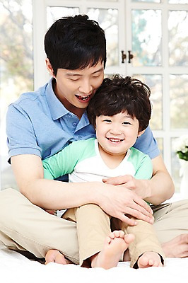 포토 JPG 라이프스타일 남자 행복 아들 어린이 창문 가족 놀이 실내 미소 웃음 사람 앉기 동양인 소년 성인 두명 앞모습 아웃포커스 30대 부모 화목 다정 한국인 육아 자녀 아빠 부자지간 남자만 싱글대디 한부모가족 국내포토 감정 뷰포인트 컨셉 관계 모션 촬영기법 표정 인종 내부 생활 장년 파일형식