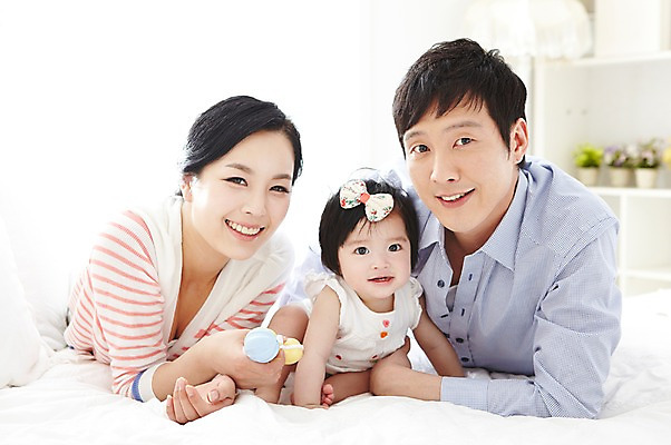 포토 JPG 라이프스타일 여자 남자 딸 행복 엎드리기 가족 엄마 실내 미소 웃음 사람 동양인 성인 앞모습 아웃포커스 세명 30대 부모 장난감 화목 다정 침실 한국인 육아 자녀 침대 아기 아빠 딸랑이 국내포토 감정 뷰포인트 가구 컨셉 관계 모션 촬영기법 표정 인종 내부 생활 장년 아기용품 파일형식