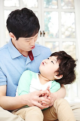 포토 JPG 라이프스타일 남자 행복 아들 어린이 창문 가족 놀이 실내 사람 앉기 동양인 소년 성인 두명 앞모습 아웃포커스 30대 부모 마주보기 화목 다정 한국인 육아 자녀 아빠 부자지간 남자만 육아대디 싱글대디 한부모가족 국내포토 감정 뷰포인트 컨셉 관계 모션 촬영기법 인종 내부 생활 장년 파일형식