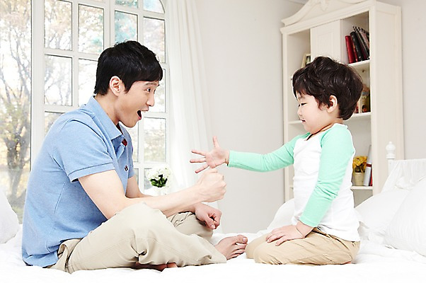 포토 JPG 전신 라이프스타일 남자 행복 아들 어린이 창문 가족 놀이 책장 실내 미소 웃음 사람 앉기 동양인 소년 성인 두명 옆모습 30대 부모 마주보기 화목 다정 침실 한국인 육아 자녀 침대 아빠 가위바위보 부자지간 남자만 싱글대디 한부모가족 국내포토 감정 뷰포인트 가구 컨셉 관계 모션 표정 인종 내부 생활 장년 파일형식