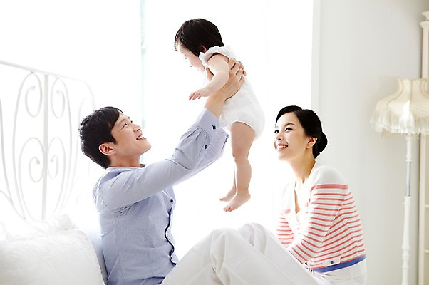 포토 JPG 라이프스타일 여자 남자 딸 행복 가족 안기 놀이 엄마 실내 미소 웃음 사람 앉기 동양인 성인 옆모습 세명 30대 부모 화목 다정 침실 한국인 육아 자녀 침대 스탠드 아기 아빠 국내포토 감정 뷰포인트 가구 컨셉 관계 모션 조명 표정 인종 내부 생활 장년 파일형식