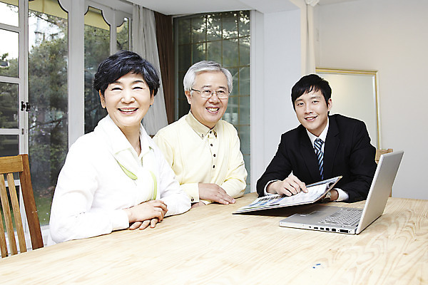 포토 JPG 라이프스타일 부부 커플 여자 할아버지 노년 남자 할머니 여유 창문 탁자 설계 안내 함께함 실내 설명 미소 웃음 사람 동양인 상반신 성인 세명 30대 노트북 실버라이프 노후 컴퓨터 노부부 한국인 60대 계획 설계사 노후대책 보험설계사 평생교육 국내포토 직업 교육 감정 가구 컨셉 관계 모션 표정 인종 내부 생활 장년 전자제품 보험 파일형식