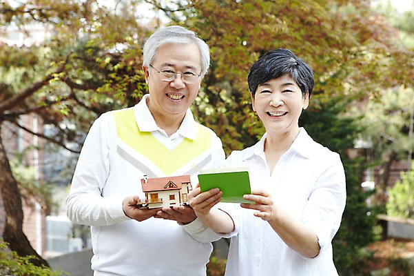 포토 JPG 주간 라이프스타일 부부 커플 여자 할아버지 노년 남자 할머니 여유 부동산 설계 주택 함께함 미소 웃음 들기 사람 동양인 상반신 야외 두명 앞모습 아웃포커스 실버라이프 노후 노부부 미니어처 저축 한국인 60대 계획 통장 내집마련 노후대책 노인만 국내포토 자연요소 감정 뷰포인트 컨셉 관계 모션 촬영기법 표정 인종 성인 건물 생활 금융 모형 재산 성인만 파일형식