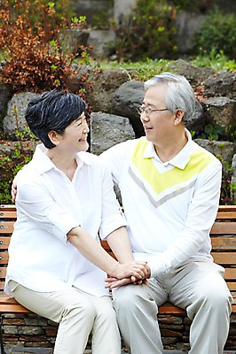 포토 JPG 주간 라이프스타일 부부 커플 여자 할아버지 노년 남자 할머니 여유 벤치 의자 휴식 함께함 미소 웃음 사람 앉기 동양인 야외 두명 앞모습 실버라이프 노후 마주보기 손잡기 노부부 한국인 60대 노인만 국내포토 자연요소 감정 뷰포인트 가구 컨셉 관계 모션 표정 인종 성인 생활 성인만 파일형식