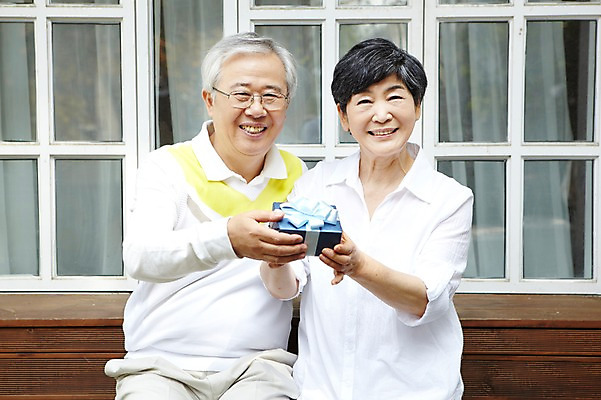 포토 JPG 주간 라이프스타일 부부 커플 여자 할아버지 노년 남자 할머니 여유 창문 함께함 선물 미소 웃음 들기 사람 앉기 동양인 이벤트 상반신 야외 두명 앞모습 선물상자 실버라이프 노후 노부부 한국인 60대 주기 서프라이즈 노인만 국내포토 자연요소 감정 뷰포인트 컨셉 관계 모션 표정 인종 성인 생활 상자 성인만 파일형식