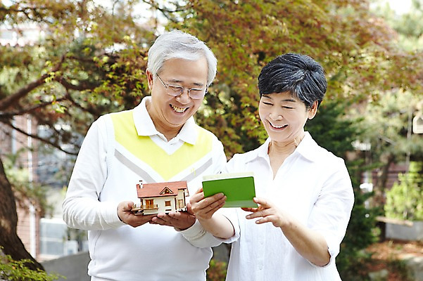 포토 JPG 주간 라이프스타일 부부 커플 응시 여자 할아버지 노년 남자 할머니 여유 부동산 설계 주택 함께함 미소 웃음 들기 사람 동양인 상반신 야외 두명 앞모습 아웃포커스 실버라이프 노후 노부부 미니어처 저축 한국인 60대 계획 통장 내집마련 노후대책 노인만 국내포토 자연요소 시선 감정 뷰포인트 컨셉 관계 모션 촬영기법 표정 인종 성인 건물 생활 금융 모형 재산 성인만 파일형식