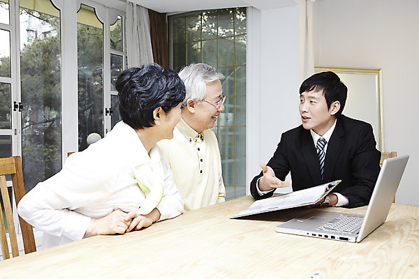 포토 JPG 라이프스타일 부부 커플 여자 할아버지 노년 남자 할머니 여유 창문 탁자 설계 안내 함께함 실내 설명 미소 웃음 사람 동양인 상반신 성인 세명 30대 노트북 실버라이프 노후 컴퓨터 노부부 한국인 60대 계획 설계사 노후대책 보험설계사 평생교육 국내포토 직업 교육 감정 가구 컨셉 관계 모션 표정 인종 내부 생활 장년 전자제품 보험 파일형식