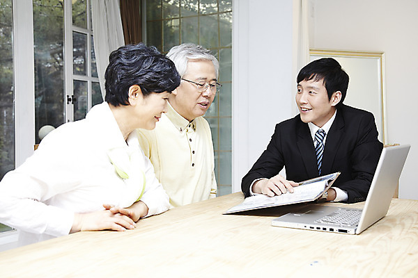 포토 JPG 라이프스타일 부부 커플 응시 여자 할아버지 노년 남자 할머니 여유 창문 탁자 설계 안내 함께함 실내 설명 미소 웃음 사람 동양인 상반신 성인 세명 30대 노트북 실버라이프 노후 컴퓨터 노부부 한국인 60대 계획 설계사 노후대책 보험설계사 평생교육 국내포토 직업 시선 교육 감정 가구 컨셉 관계 모션 표정 인종 내부 생활 장년 전자제품 보험 파일형식