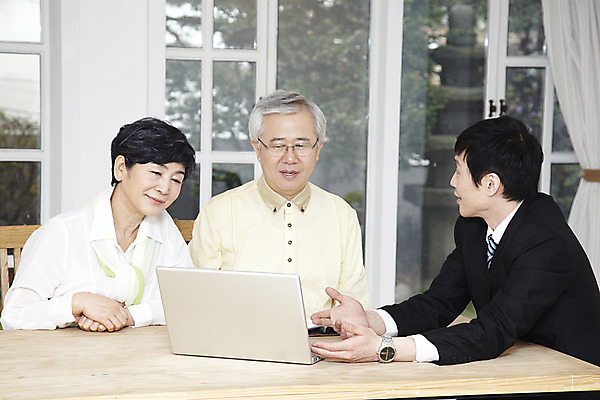 포토 JPG 라이프스타일 부부 커플 응시 여자 할아버지 노년 남자 할머니 여유 창문 탁자 설계 안내 함께함 실내 설명 사람 동양인 상반신 성인 앞모습 세명 30대 노트북 실버라이프 노후 컴퓨터 노부부 한국인 60대 계획 설계사 노후대책 보험설계사 평생교육 국내포토 직업 시선 교육 감정 뷰포인트 가구 컨셉 관계 모션 인종 내부 생활 장년 전자제품 보험 파일형식
