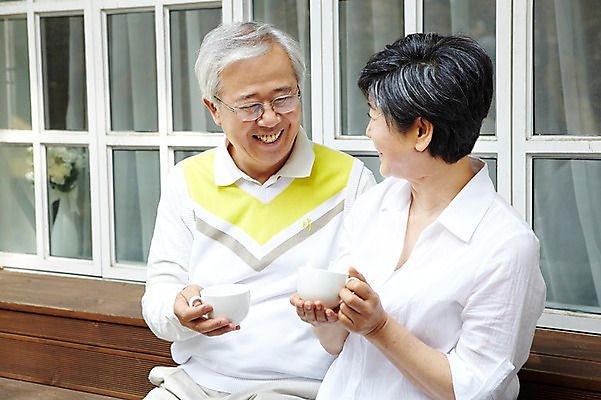 포토 JPG 주간 라이프스타일 부부 커플 여자 할아버지 노년 남자 할머니 여유 커피 음료 창문 티타임 휴식 잔 함께함 미소 웃음 들기 사람 앉기 동양인 상반신 취미 야외 두명 컵 실버라이프 노후 마주보기 노부부 한국인 60대 커피잔 찻잔 노인만 국내포토 자연요소 식기 감정 컨셉 관계 모션 표정 인종 성인 생활 성인만 파일형식