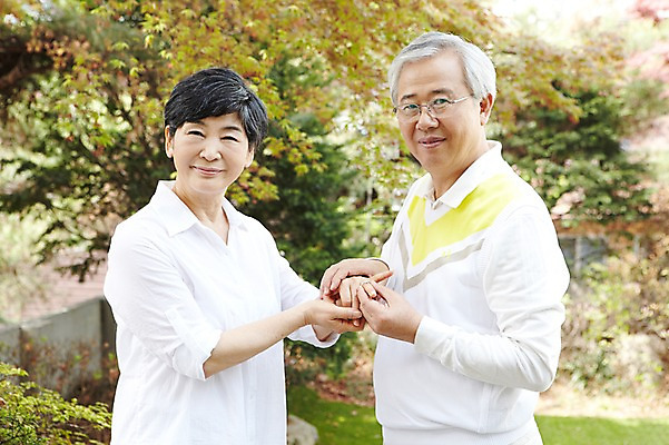 포토 JPG 주간 라이프스타일 부부 커플 여자 할아버지 노년 남자 할머니 여유 함께함 선물 미소 웃음 사람 동양인 이벤트 상반신 야외 두명 옆모습 아웃포커스 실버라이프 노후 마주보기 손잡기 노부부 한국인 반지 60대 서프라이즈 노인만 국내포토 자연요소 감정 뷰포인트 컨셉 장신구 관계 모션 촬영기법 표정 인종 성인 생활 성인만 파일형식