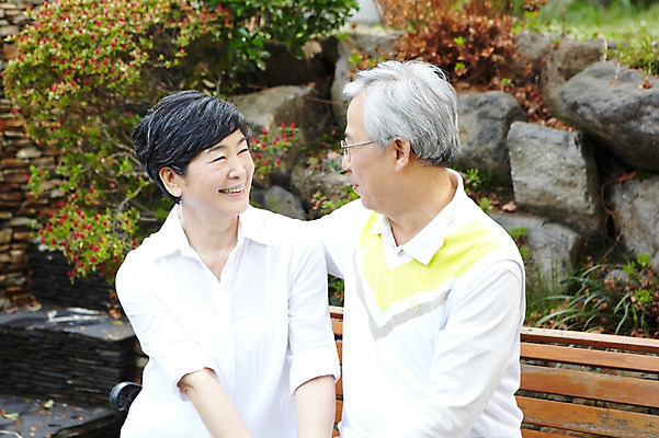 포토 JPG 주간 라이프스타일 부부 커플 여자 할아버지 노년 남자 할머니 여유 벤치 의자 휴식 함께함 미소 웃음 사람 앉기 동양인 상반신 야외 두명 앞모습 실버라이프 노후 마주보기 노부부 한국인 60대 노인만 국내포토 자연요소 감정 뷰포인트 가구 컨셉 관계 모션 표정 인종 성인 생활 성인만 파일형식