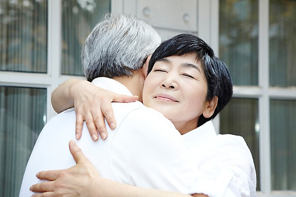 포토 JPG 주간 라이프스타일 부부 커플 여자 할아버지 노년 남자 할머니 여유 창문 안기 포옹 함께함 사람 동양인 상반신 야외 두명 옆모습 아웃포커스 실버라이프 노후 눈감음 노부부 한국인 60대 노인만 국내포토 자연요소 감정 뷰포인트 컨셉 관계 모션 촬영기법 인종 성인 생활 성인만 파일형식