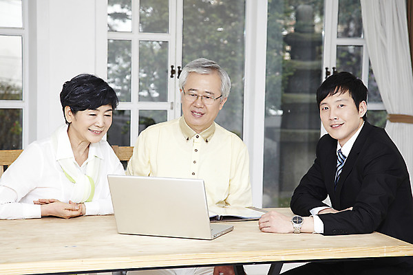 포토 JPG 라이프스타일 부부 커플 응시 여자 할아버지 노년 남자 할머니 여유 창문 탁자 설계 안내 함께함 실내 설명 미소 웃음 사람 동양인 상반신 성인 앞모습 세명 30대 노트북 실버라이프 노후 컴퓨터 노부부 한국인 60대 계획 설계사 노후대책 보험설계사 평생교육 국내포토 직업 시선 교육 감정 뷰포인트 가구 컨셉 관계 모션 표정 인종 내부 생활 장년 전자제품 보험 파일형식