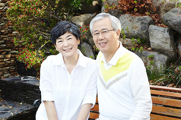 포토 JPG 주간 라이프스타일 부부 커플 여자 할아버지 노년 남자 할머니 여유 벤치 의자 휴식 함께함 미소 웃음 사람 앉기 동양인 상반신 야외 두명 앞모습 실버라이프 노후 노부부 한국인 60대 노인만 국내포토 자연요소 감정 뷰포인트 가구 컨셉 관계 모션 표정 인종 성인 생활 성인만 파일형식