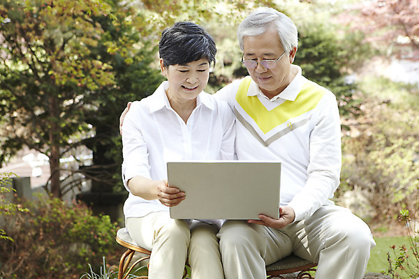 포토 JPG 주간 라이프스타일 부부 커플 응시 여자 할아버지 노년 남자 할머니 여유 함께함 사람 앉기 동양인 취미 야외 두명 앞모습 아웃포커스 노트북 실버라이프 노후 컴퓨터 노부부 한국인 웹서핑 60대 노인만 평생교육 국내포토 자연요소 시선 교육 감정 뷰포인트 컨셉 관계 모션 촬영기법 인종 성인 생활 전자제품 성인만 파일형식