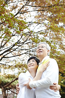 포토 JPG 주간 라이프스타일 부부 커플 응시 여자 할아버지 노년 남자 할머니 여유 안기 포옹 함께함 미소 웃음 사람 동양인 상반신 야외 두명 앞모습 아웃포커스 실버라이프 노후 노부부 한국인 올려보기 60대 노인만 국내포토 자연요소 시선 감정 뷰포인트 컨셉 관계 모션 촬영기법 표정 인종 성인 생활 성인만 파일형식