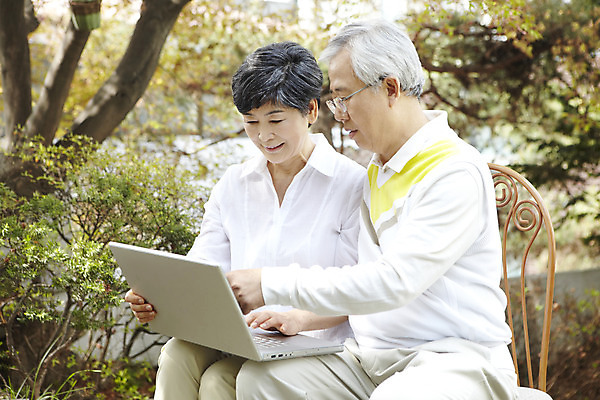 포토 JPG 주간 라이프스타일 부부 커플 응시 여자 할아버지 노년 남자 할머니 여유 함께함 사람 앉기 동양인 취미 야외 두명 아웃포커스 노트북 실버라이프 노후 컴퓨터 노부부 한국인 웹서핑 60대 노인만 평생교육 국내포토 자연요소 시선 교육 감정 컨셉 관계 모션 촬영기법 인종 성인 생활 전자제품 성인만 파일형식