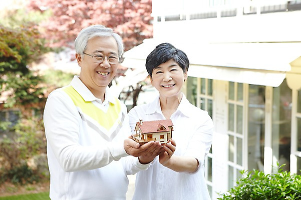 포토 JPG 주간 라이프스타일 부부 커플 여자 할아버지 노년 남자 할머니 여유 부동산 설계 주택 함께함 미소 웃음 들기 사람 동양인 상반신 야외 두명 앞모습 아웃포커스 실버라이프 노후 노부부 미니어처 한국인 60대 계획 내집마련 노후대책 노인만 국내포토 자연요소 감정 뷰포인트 컨셉 관계 모션 촬영기법 표정 인종 성인 건물 생활 모형 재산 성인만 파일형식