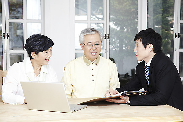 포토 JPG 라이프스타일 부부 커플 응시 여자 할아버지 노년 남자 할머니 여유 창문 탁자 설계 안내 함께함 실내 설명 사람 동양인 상반신 성인 앞모습 세명 30대 노트북 실버라이프 노후 컴퓨터 노부부 한국인 60대 계획 설계사 노후대책 보험설계사 평생교육 국내포토 직업 시선 교육 감정 뷰포인트 가구 컨셉 관계 모션 인종 내부 생활 장년 전자제품 보험 파일형식