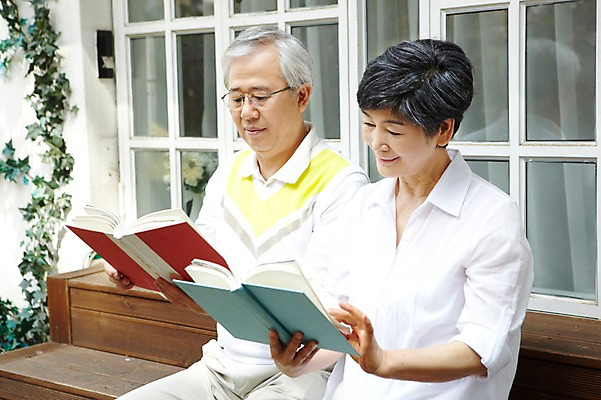 포토 JPG 주간 라이프스타일 부부 커플 응시 여자 할아버지 노년 남자 할머니 여유 창문 함께함 들기 사람 앉기 동양인 취미 야외 두명 앞모습 책 실버라이프 노후 독서 노부부 한국인 60대 노인만 평생교육 국내포토 자연요소 시선 교육 감정 뷰포인트 컨셉 관계 모션 인종 성인 생활 성인만 파일형식