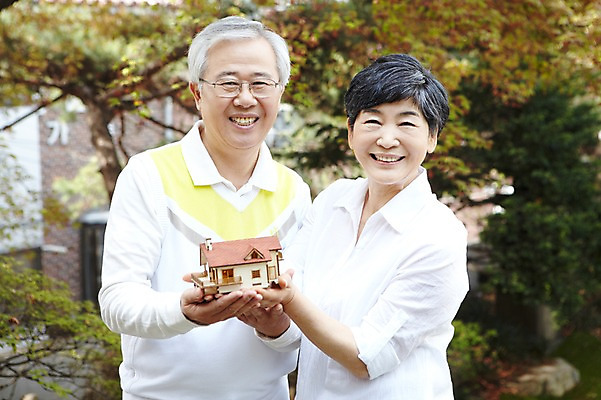 포토 JPG 주간 라이프스타일 부부 커플 여자 할아버지 노년 남자 할머니 여유 부동산 설계 주택 함께함 미소 웃음 들기 사람 동양인 상반신 야외 두명 앞모습 아웃포커스 실버라이프 노후 노부부 미니어처 한국인 60대 계획 내집마련 노후대책 노인만 국내포토 자연요소 감정 뷰포인트 컨셉 관계 모션 촬영기법 표정 인종 성인 건물 생활 모형 재산 성인만 파일형식