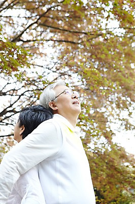 포토 JPG 주간 라이프스타일 부부 커플 응시 여자 할아버지 노년 남자 할머니 여유 함께함 사람 동양인 상반신 야외 두명 옆모습 아웃포커스 실버라이프 노후 노부부 한국인 등맞대기 60대 노인만 국내포토 자연요소 시선 감정 뷰포인트 컨셉 관계 모션 촬영기법 인종 성인 생활 성인만 파일형식