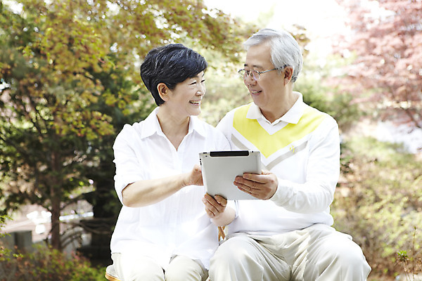 포토 JPG 주간 라이프스타일 부부 커플 여자 할아버지 노년 남자 할머니 여유 함께함 미소 웃음 들기 사람 앉기 동양인 취미 야외 두명 앞모습 아웃포커스 실버라이프 노후 태블릿 마주보기 노부부 한국인 웹서핑 60대 노인만 평생교육 국내포토 자연요소 교육 감정 뷰포인트 컨셉 관계 모션 촬영기법 표정 인종 성인 생활 전자제품 스마트기기 성인만 파일형식