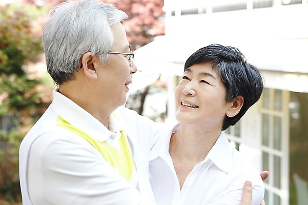 포토 JPG 주간 라이프스타일 부부 커플 여자 할아버지 노년 남자 할머니 여유 안기 포옹 함께함 미소 웃음 사람 동양인 상반신 야외 두명 옆모습 아웃포커스 실버라이프 노후 마주보기 노부부 한국인 60대 노인만 국내포토 자연요소 감정 뷰포인트 컨셉 관계 모션 촬영기법 표정 인종 성인 생활 성인만 파일형식