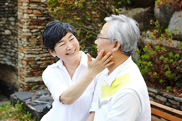 포토 JPG 주간 라이프스타일 부부 커플 여자 할아버지 노년 남자 할머니 여유 벤치 의자 휴식 함께함 미소 웃음 사람 동양인 상반신 야외 두명 실버라이프 노후 마주보기 노부부 한국인 60대 노인만 국내포토 자연요소 감정 가구 컨셉 관계 모션 표정 인종 성인 생활 성인만 파일형식