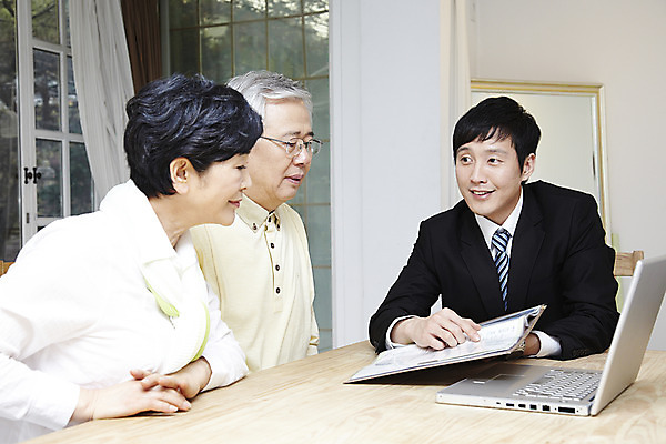 포토 JPG 라이프스타일 부부 커플 응시 여자 할아버지 노년 남자 할머니 여유 창문 탁자 설계 안내 함께함 실내 설명 미소 웃음 사람 동양인 상반신 성인 세명 30대 노트북 실버라이프 노후 컴퓨터 노부부 한국인 60대 계획 설계사 노후대책 보험설계사 평생교육 국내포토 직업 시선 교육 감정 가구 컨셉 관계 모션 표정 인종 내부 생활 장년 전자제품 보험 파일형식
