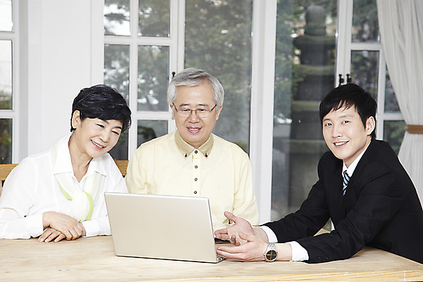 포토 JPG 라이프스타일 부부 커플 응시 여자 할아버지 노년 남자 할머니 여유 창문 탁자 설계 안내 함께함 실내 설명 미소 웃음 사람 동양인 상반신 성인 앞모습 세명 30대 노트북 실버라이프 노후 컴퓨터 노부부 한국인 60대 계획 설계사 노후대책 보험설계사 평생교육 국내포토 직업 시선 교육 감정 뷰포인트 가구 컨셉 관계 모션 표정 인종 내부 생활 장년 전자제품 보험 파일형식