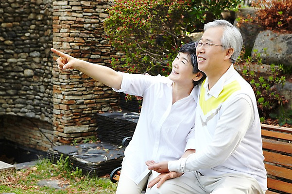 포토 JPG 주간 라이프스타일 부부 커플 응시 여자 할아버지 노년 남자 할머니 여유 벤치 의자 휴식 함께함 미소 웃음 사람 앉기 동양인 손짓 야외 두명 옆모습 실버라이프 노후 노부부 한국인 가리킴 60대 노인만 국내포토 자연요소 시선 감정 뷰포인트 가구 컨셉 관계 모션 표정 인종 성인 생활 성인만 파일형식