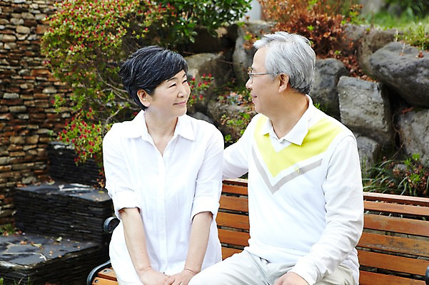 포토 JPG 주간 라이프스타일 부부 커플 여자 할아버지 노년 남자 할머니 여유 벤치 의자 휴식 함께함 미소 웃음 사람 앉기 동양인 상반신 야외 두명 앞모습 실버라이프 노후 마주보기 노부부 한국인 60대 노인만 국내포토 자연요소 감정 뷰포인트 가구 컨셉 관계 모션 표정 인종 성인 생활 성인만 파일형식