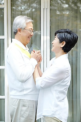 포토 JPG 주간 라이프스타일 부부 커플 여자 할아버지 노년 남자 할머니 여유 창문 함께함 서기 미소 웃음 사람 동양인 야외 두명 옆모습 실버라이프 노후 마주보기 손잡기 노부부 한국인 60대 노인만 국내포토 자연요소 감정 뷰포인트 컨셉 관계 모션 표정 인종 성인 생활 성인만 파일형식
