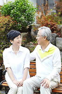 포토 JPG 주간 라이프스타일 부부 커플 여자 할아버지 노년 남자 할머니 여유 벤치 의자 휴식 함께함 미소 웃음 사람 앉기 동양인 야외 두명 앞모습 실버라이프 노후 마주보기 노부부 한국인 60대 노인만 국내포토 자연요소 감정 뷰포인트 가구 컨셉 관계 모션 표정 인종 성인 생활 성인만 파일형식
