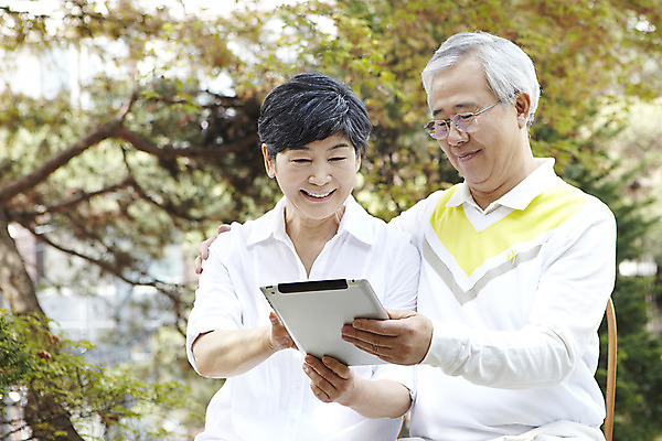 포토 JPG 주간 라이프스타일 부부 커플 응시 여자 할아버지 노년 남자 할머니 여유 함께함 미소 웃음 들기 사람 앉기 동양인 상반신 취미 야외 두명 앞모습 아웃포커스 실버라이프 노후 태블릿 노부부 한국인 웹서핑 60대 노인만 평생교육 국내포토 자연요소 시선 교육 감정 뷰포인트 컨셉 관계 모션 촬영기법 표정 인종 성인 생활 전자제품 스마트기기 성인만 파일형식