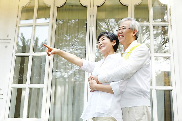 포토 JPG 주간 라이프스타일 부부 커플 응시 여자 할아버지 노년 남자 할머니 여유 창문 안기 포옹 함께함 서기 미소 웃음 사람 동양인 손짓 상반신 야외 두명 옆모습 실버라이프 노후 노부부 한국인 가리킴 60대 노인만 국내포토 자연요소 시선 감정 뷰포인트 컨셉 관계 모션 표정 인종 성인 생활 성인만 파일형식