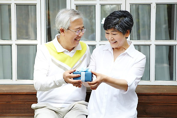 포토 JPG 주간 라이프스타일 부부 커플 여자 할아버지 노년 남자 할머니 여유 창문 함께함 선물 미소 웃음 들기 사람 앉기 동양인 이벤트 상반신 야외 두명 앞모습 선물상자 실버라이프 노후 노부부 한국인 60대 주기 서프라이즈 노인만 국내포토 자연요소 감정 뷰포인트 컨셉 관계 모션 표정 인종 성인 생활 상자 성인만 파일형식