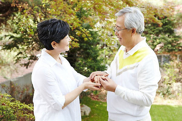 포토 JPG 주간 라이프스타일 부부 커플 여자 할아버지 노년 남자 할머니 여유 함께함 선물 미소 웃음 사람 동양인 이벤트 상반신 야외 두명 옆모습 아웃포커스 실버라이프 노후 마주보기 손잡기 노부부 한국인 반지 60대 서프라이즈 노인만 국내포토 자연요소 감정 뷰포인트 컨셉 장신구 관계 모션 촬영기법 표정 인종 성인 생활 성인만 파일형식