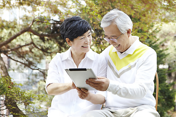 포토 JPG 주간 라이프스타일 부부 커플 응시 여자 할아버지 노년 남자 할머니 여유 함께함 미소 웃음 들기 사람 앉기 동양인 상반신 취미 야외 두명 앞모습 아웃포커스 실버라이프 노후 태블릿 노부부 한국인 웹서핑 60대 노인만 평생교육 국내포토 자연요소 시선 교육 감정 뷰포인트 컨셉 관계 모션 촬영기법 표정 인종 성인 생활 전자제품 스마트기기 성인만 파일형식
