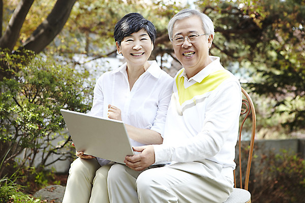 포토 JPG 주간 라이프스타일 부부 커플 여자 할아버지 노년 남자 할머니 여유 함께함 미소 웃음 사람 앉기 동양인 취미 야외 두명 아웃포커스 노트북 실버라이프 노후 컴퓨터 노부부 한국인 웹서핑 60대 노인만 평생교육 국내포토 자연요소 교육 감정 컨셉 관계 모션 촬영기법 표정 인종 성인 생활 전자제품 성인만 파일형식