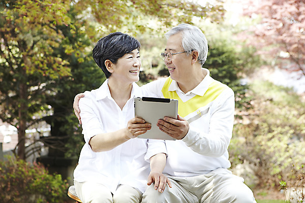 포토 JPG 주간 라이프스타일 부부 커플 여자 할아버지 노년 남자 할머니 여유 어깨동무 함께함 미소 웃음 들기 사람 앉기 동양인 취미 야외 두명 앞모습 아웃포커스 실버라이프 노후 태블릿 마주보기 노부부 한국인 웹서핑 60대 노인만 평생교육 국내포토 자연요소 교육 감정 뷰포인트 포즈 컨셉 관계 모션 촬영기법 표정 인종 성인 생활 전자제품 스마트기기 성인만 파일형식