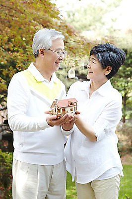 포토 JPG 주간 라이프스타일 부부 커플 여자 할아버지 노년 남자 할머니 여유 부동산 설계 주택 함께함 서기 미소 웃음 들기 사람 동양인 야외 두명 앞모습 아웃포커스 실버라이프 노후 마주보기 노부부 미니어처 한국인 60대 계획 내집마련 노후대책 노인만 국내포토 자연요소 감정 뷰포인트 컨셉 관계 모션 촬영기법 표정 인종 성인 건물 생활 모형 재산 성인만 파일형식