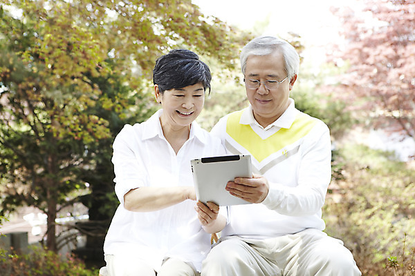포토 JPG 주간 라이프스타일 부부 커플 응시 여자 할아버지 노년 남자 할머니 여유 함께함 미소 웃음 들기 사람 앉기 동양인 취미 야외 두명 앞모습 아웃포커스 실버라이프 노후 태블릿 노부부 한국인 웹서핑 60대 노인만 평생교육 국내포토 자연요소 시선 교육 감정 뷰포인트 컨셉 관계 모션 촬영기법 표정 인종 성인 생활 전자제품 스마트기기 성인만 파일형식