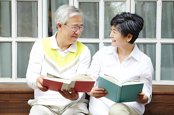 포토 JPG 주간 라이프스타일 부부 커플 여자 할아버지 노년 남자 할머니 여유 창문 함께함 미소 웃음 들기 사람 앉기 동양인 취미 야외 두명 앞모습 책 실버라이프 노후 독서 마주보기 노부부 한국인 60대 노인만 평생교육 국내포토 자연요소 교육 감정 뷰포인트 컨셉 관계 모션 표정 인종 성인 생활 성인만 파일형식